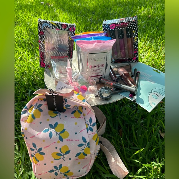 Makeup Bundle include Kendall & Kylie Mini Backpack